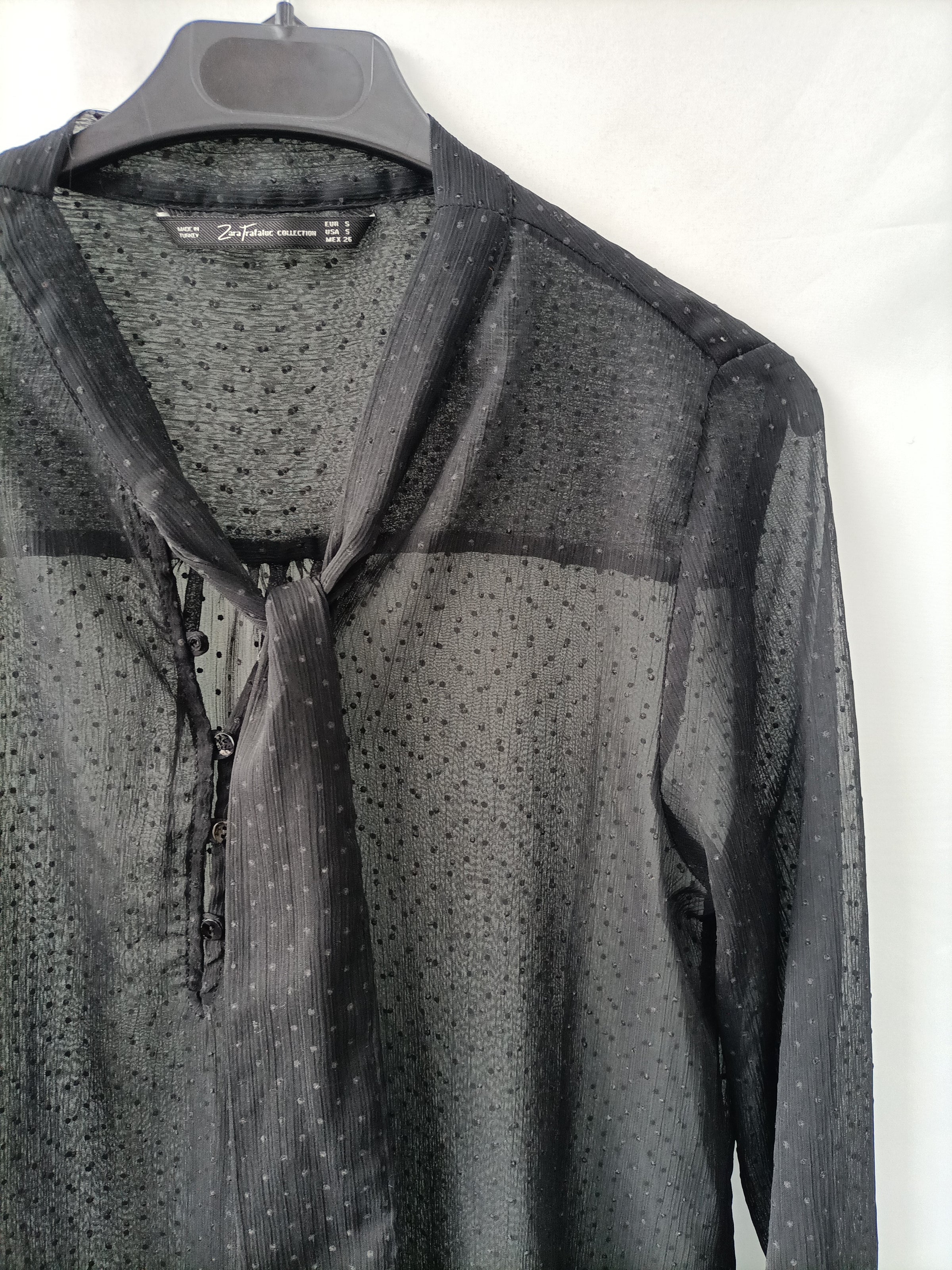 ZARA.Blusa negra plumeti semitransparente – Hibuy market