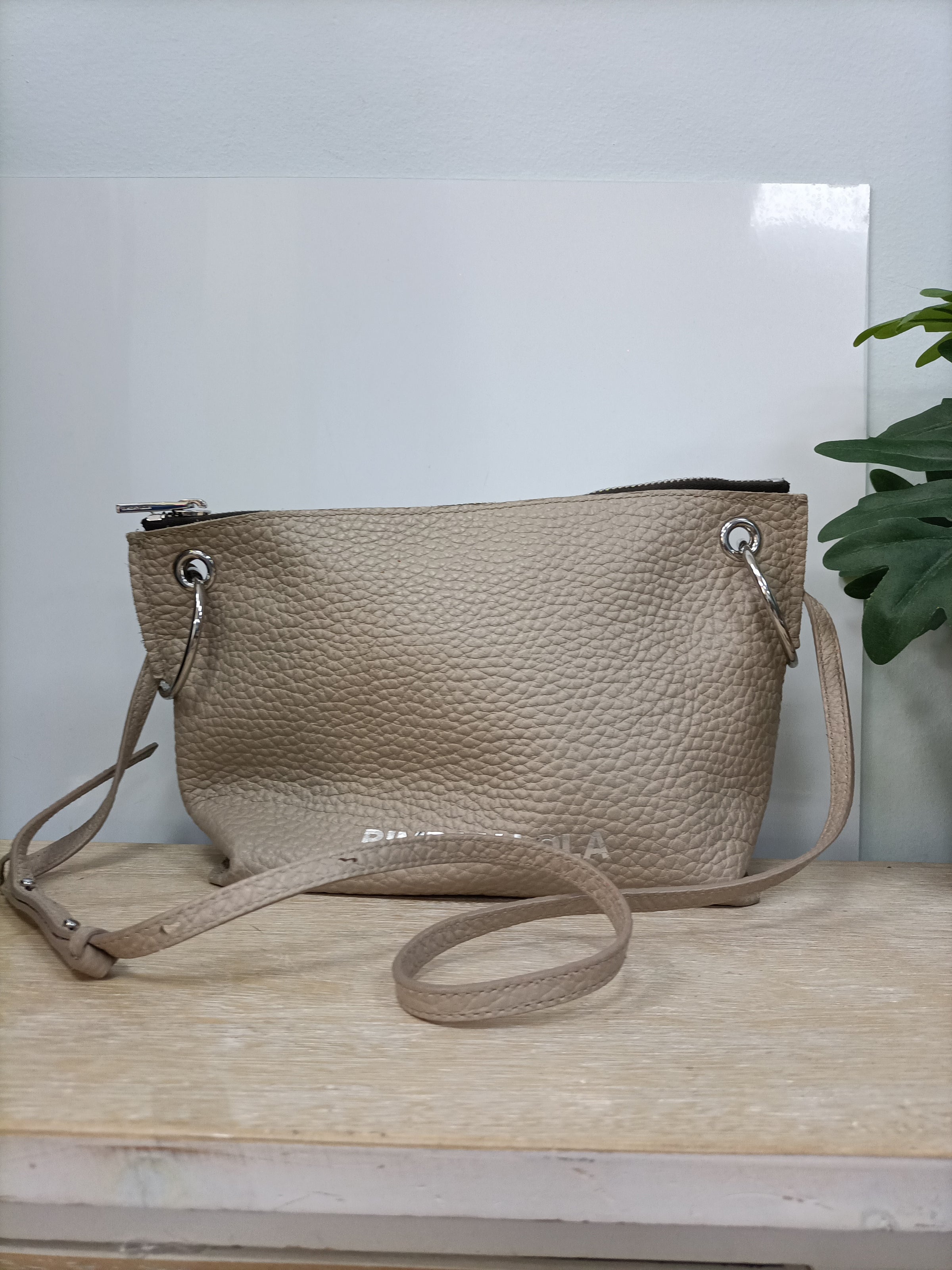 Ponte de pie en su lugar trono Influencia BIMBA Y LOLA. Bolso bandolera Beige – Hibuy market