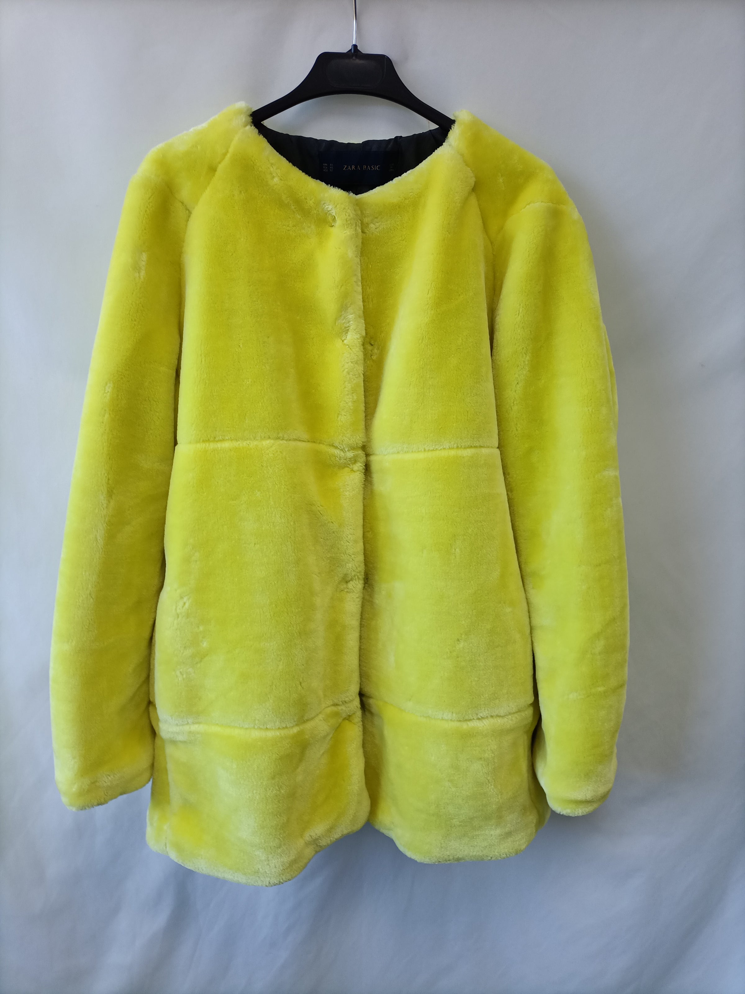 ZARA. Abrigo pelo amarillo – Hibuy