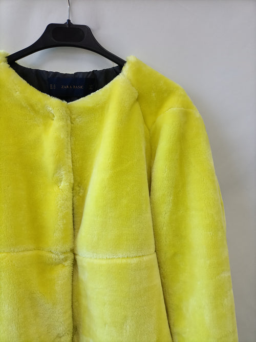 ZARA. Abrigo pelo amarillo – Hibuy