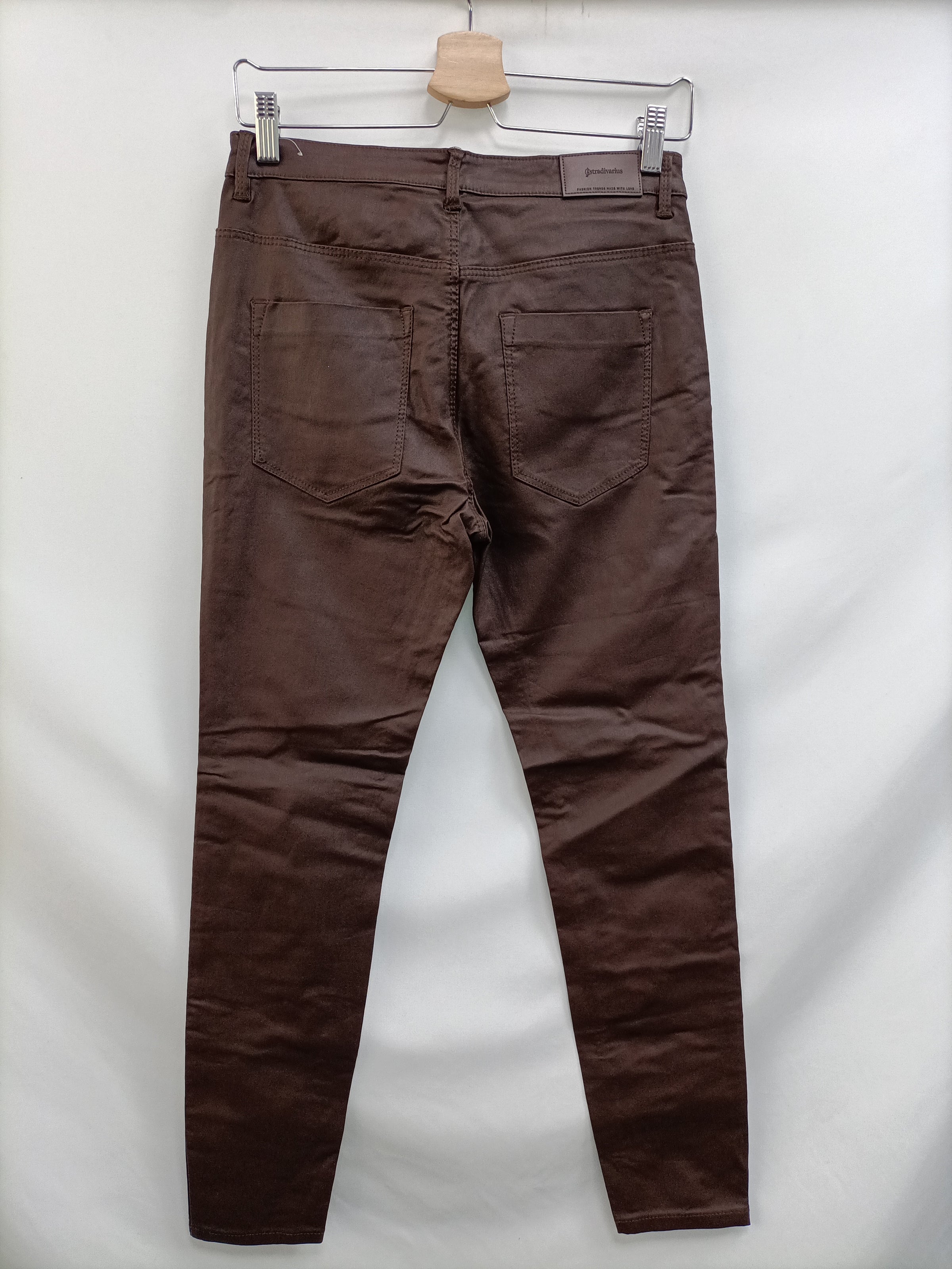 STRADIVARIUS. Pantalón encerado marrón T.40 market