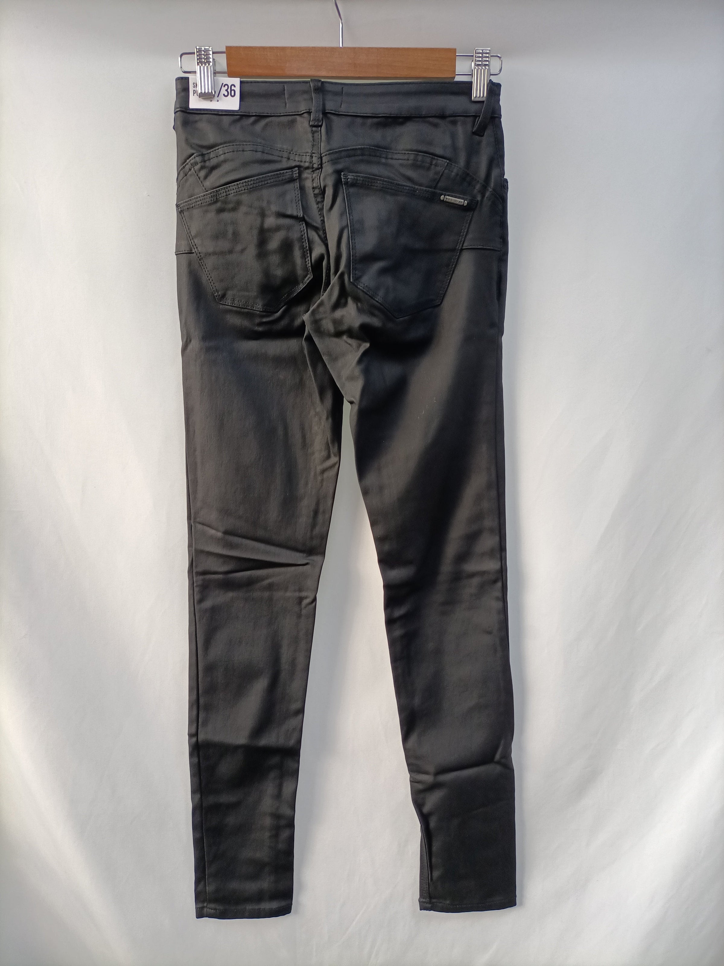 MANGO. Pantalón Negro encerado T.36 Hibuy market