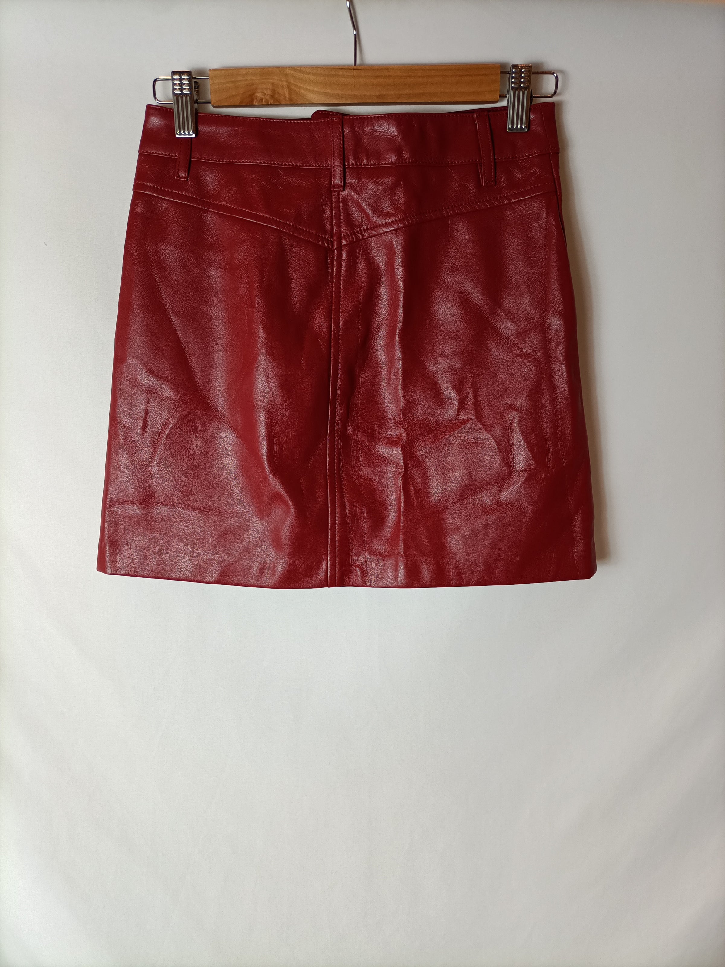 ZARA. Falda roja piel T.xs –