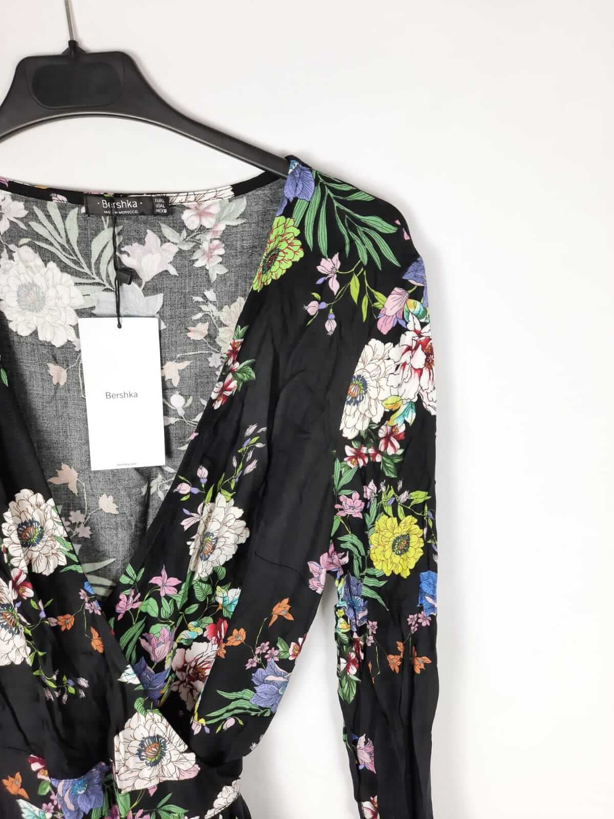 BERSHKA. Vestido cruzado de manga larga negro con flores T.l – Hibuy market