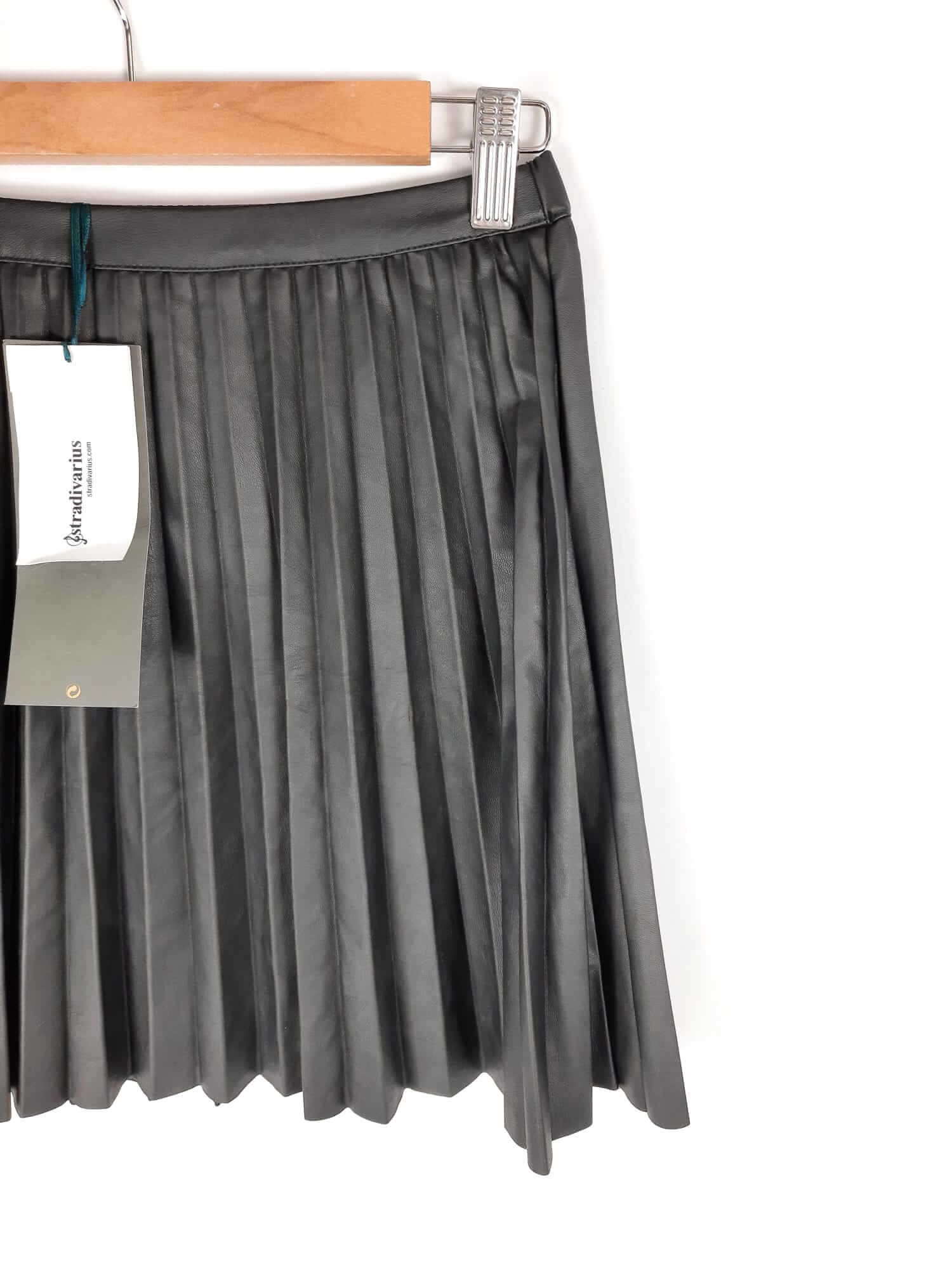 Nutrición máquina de coser fresa STRADIVARIUS. Falda negra polipiel plisada T.m – Hibuy market