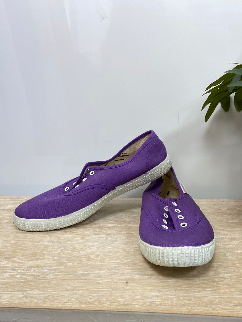 VICTORIA.Zapatillas moradas lona T.38 –