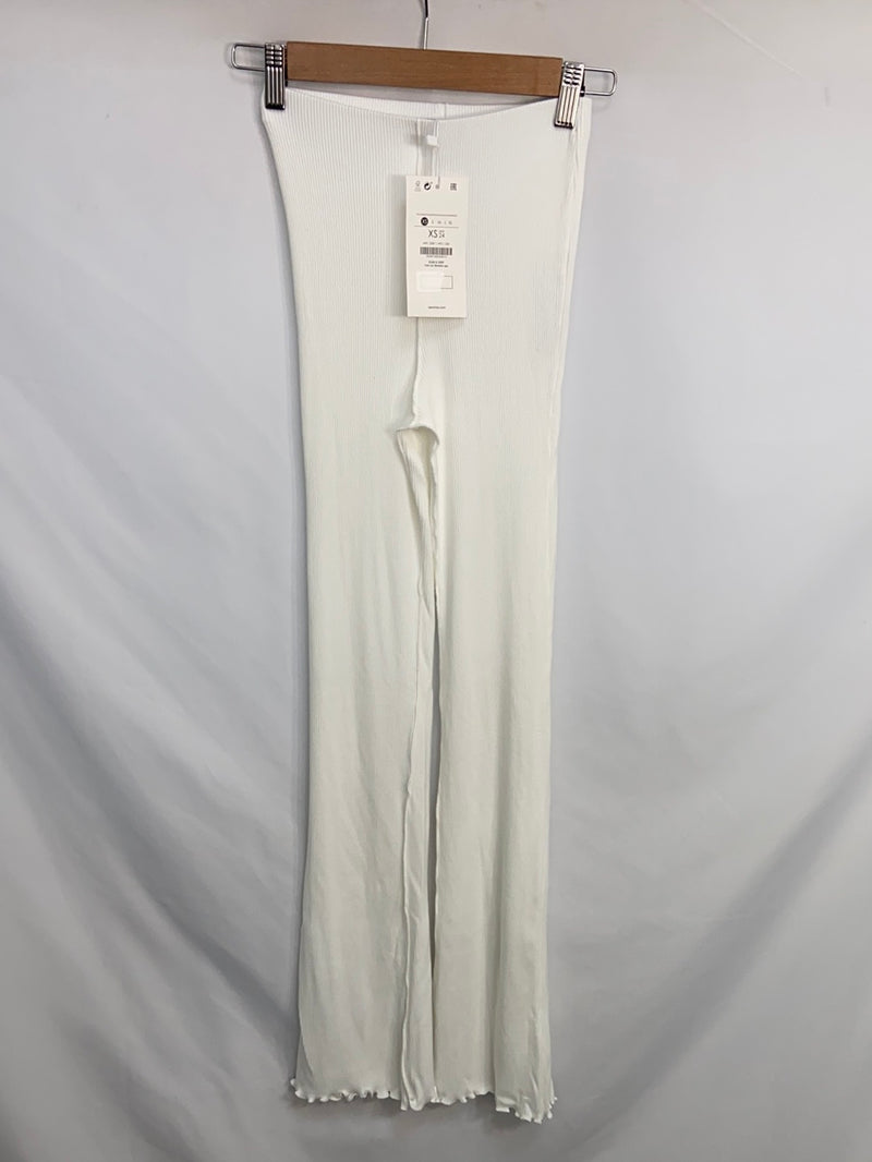 BERSHKA.Pantalones blancos canalé T.XS – market