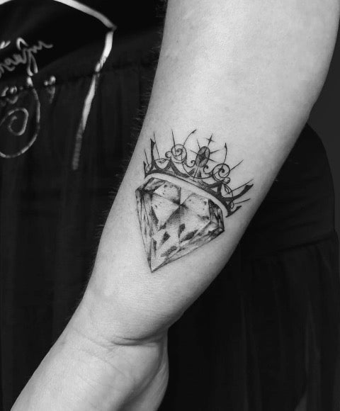 Tattoo uploaded by JUNKIMUNKI TATTOOS • Diamond and crown piece • Tattoodo