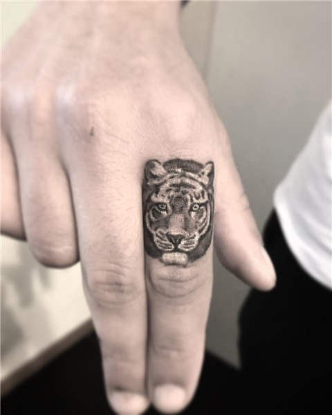 Cara Delevingne Lion Temporary Tattoo Sticker - OhMyTat
