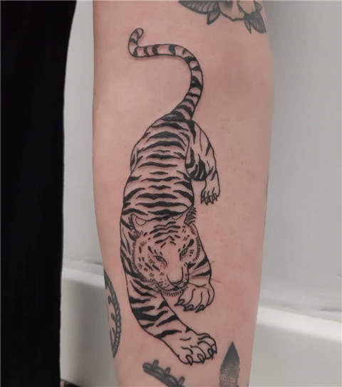 tiger crawling over shoulder tattoo