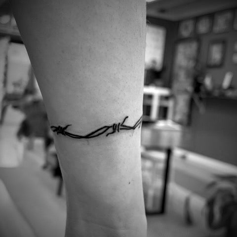 61 Awesome Barbed Wire Tattoo Designs for Men [2024 Guide] | Barbed wire  tattoos, Rose tattoo design, Rose tattoos