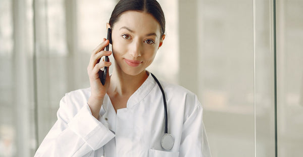 médecin souriant femme téléphone