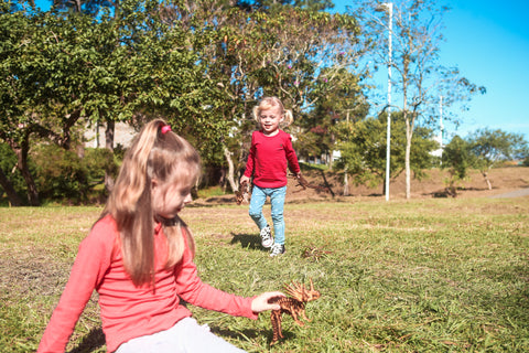 Crianças brincando ao ar livre