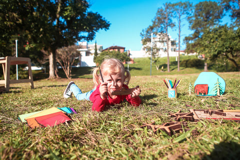 Criança brincando ao ar livre
