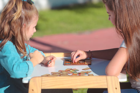 Criança brincando com jogo de tabuleiro