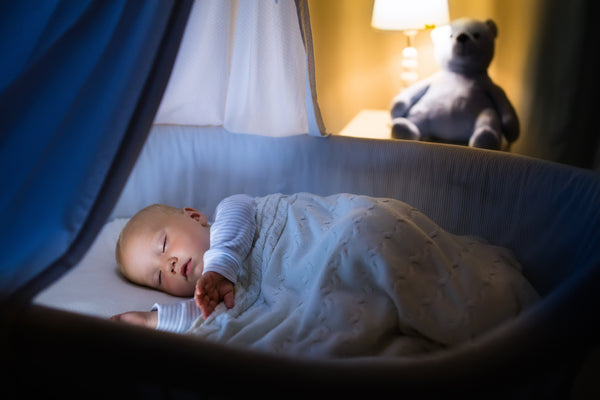 Bébé s'endormant sur une douce lumière d'une veilleuse mignonne pour petit garçon
