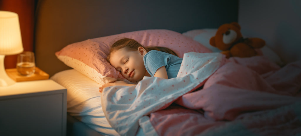 Enfant s'endormant grâce à la lumière réconfortante de la veilleuse