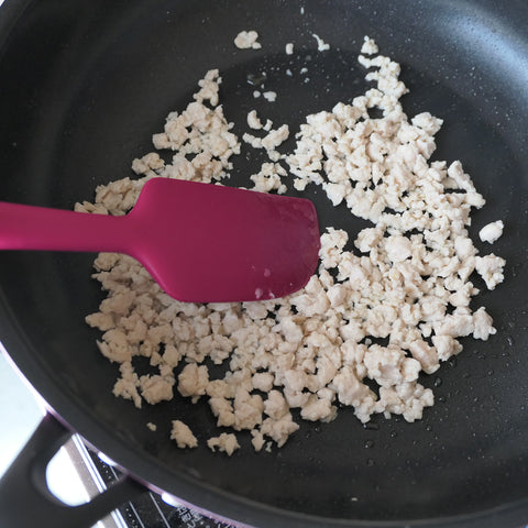 鶏ひき肉をフライパンで炒める