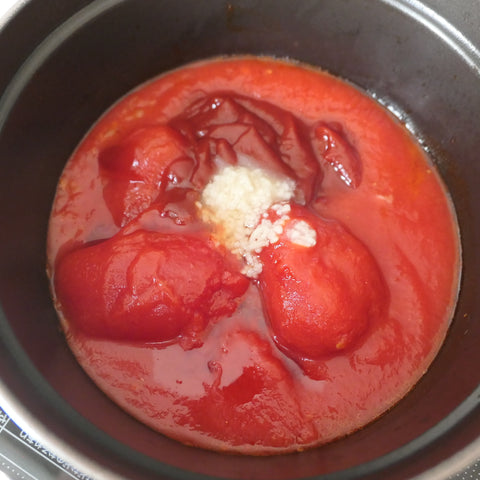 トマトと塩麹を鍋で煮る