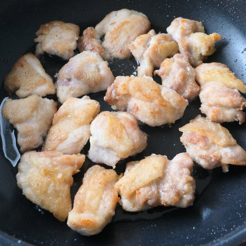 鶏肉をフライパンで焼く