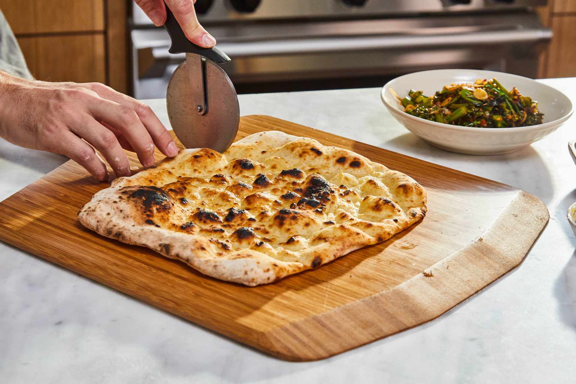 Tartine di pizza con ricotta e broccoletti marinati