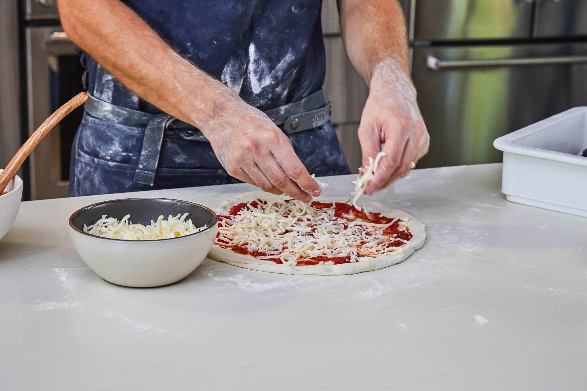 Pizza al formaggio New York-Style, cotta con la piastra per pizza in acciaio Ooni 13