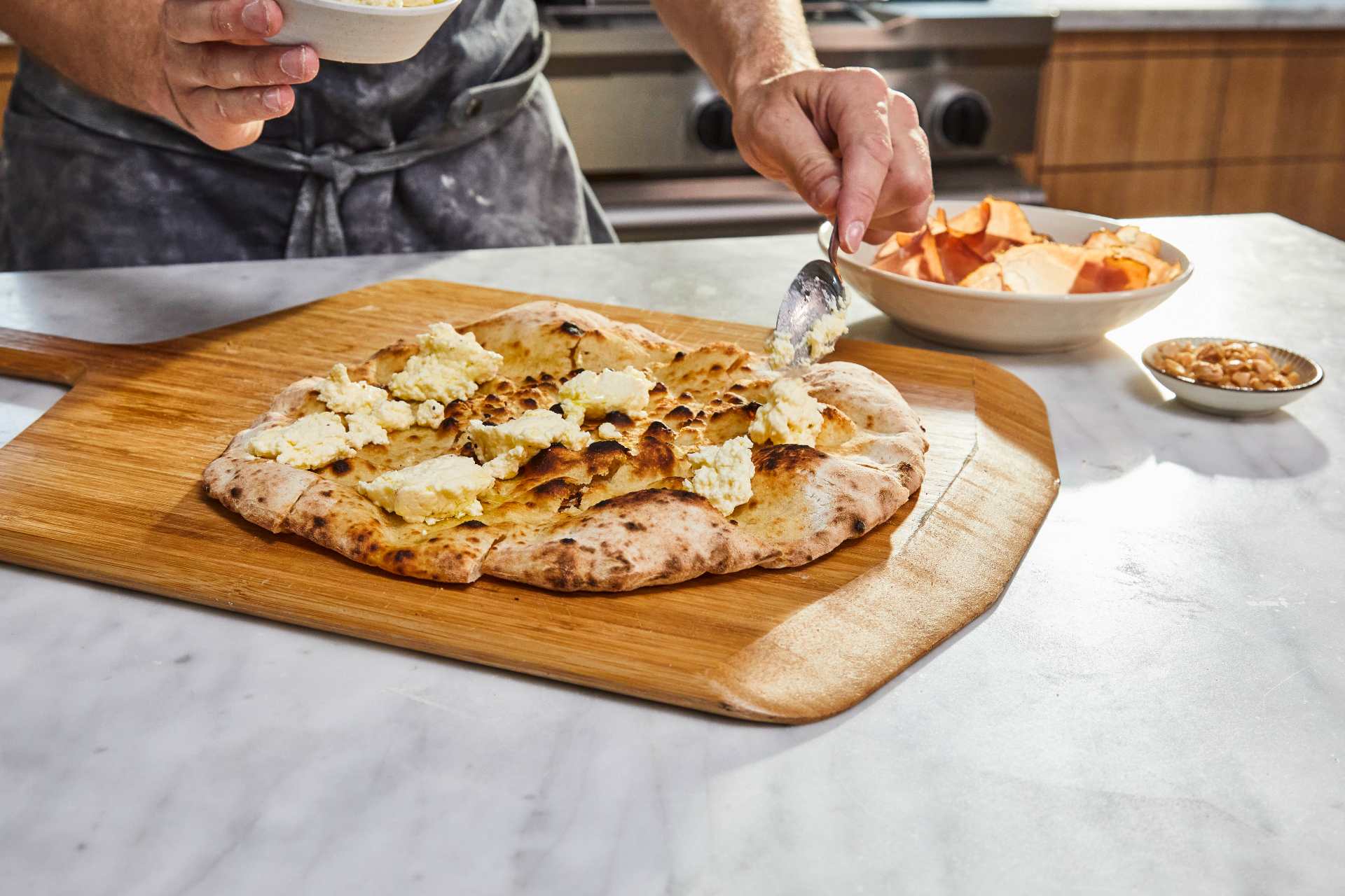 Tartine di pizza con ricotta, speck e mandorle Marcona