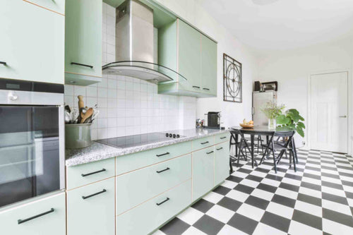  Black-and-white floor for a more spacious kitchen