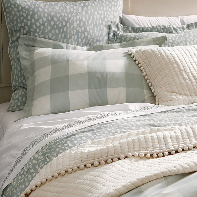 How to Arrange Pillows on a Queen Bed: Five Simple Formulas That