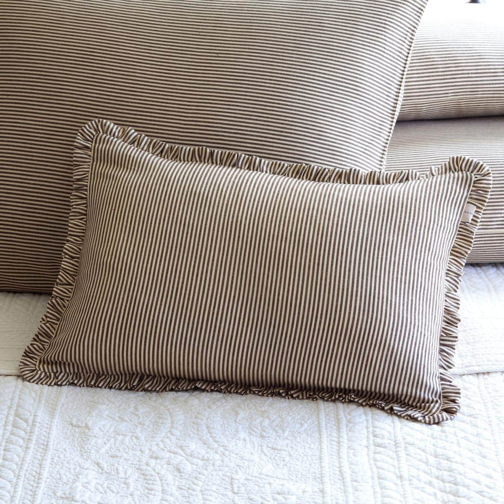 How to Arrange Pillows on a Queen Bed: Five Simple Formulas That