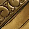 acabamento em dourado envelhecido