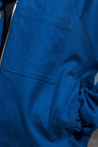 Zoom sur la poche de la veste Seth en Bleu Cobalt