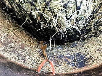 how to clip hay net in tub