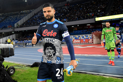 Napoli shirt met Maradona's gezicht erop, gedragen door een speler