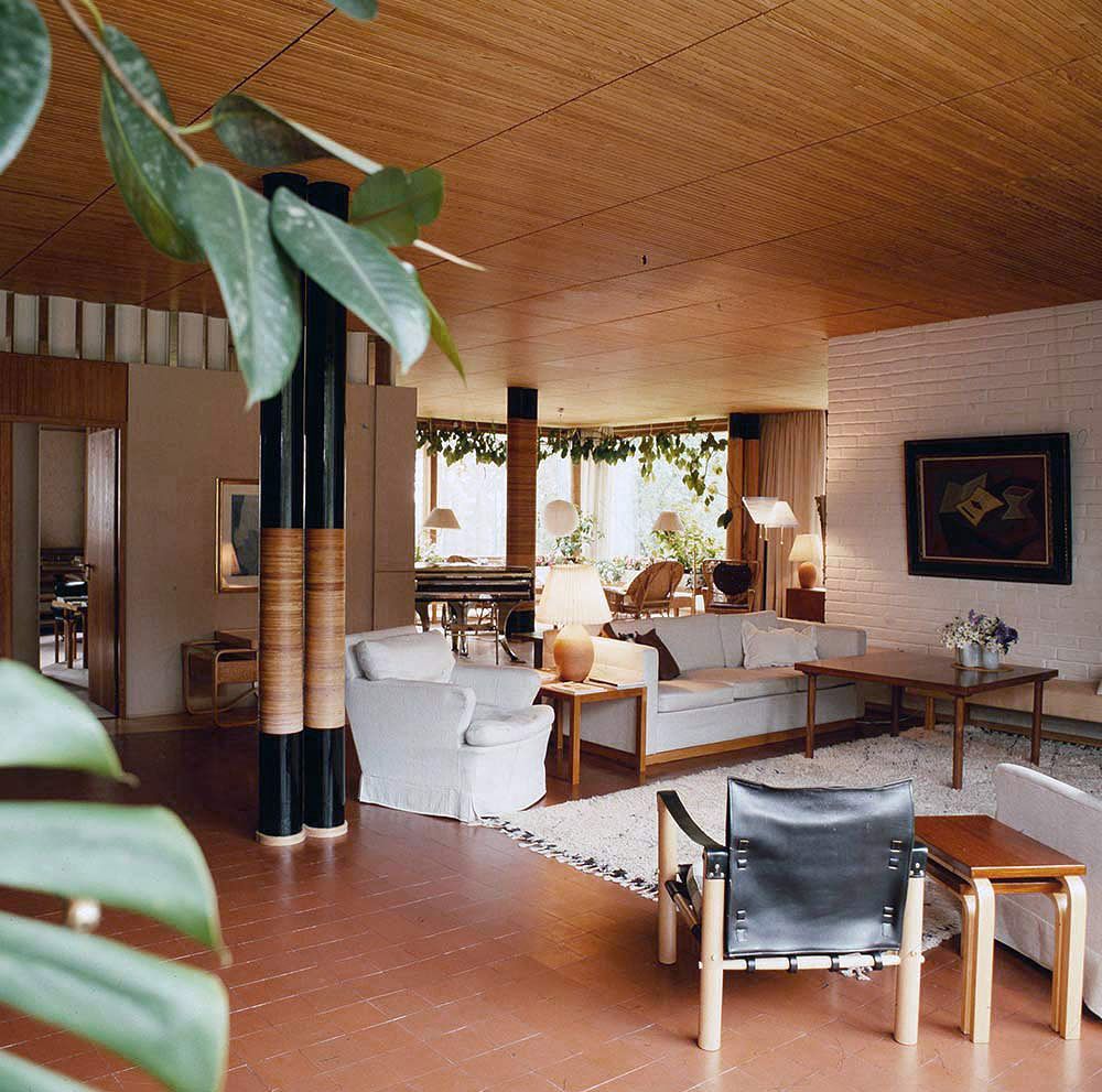 midcentury-living-room-with-wood-slat-ceiling