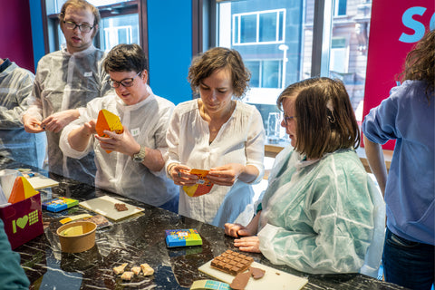 Special Olympics Athlet*innen verpacken ihre eigene, handgemachte Schokoladen