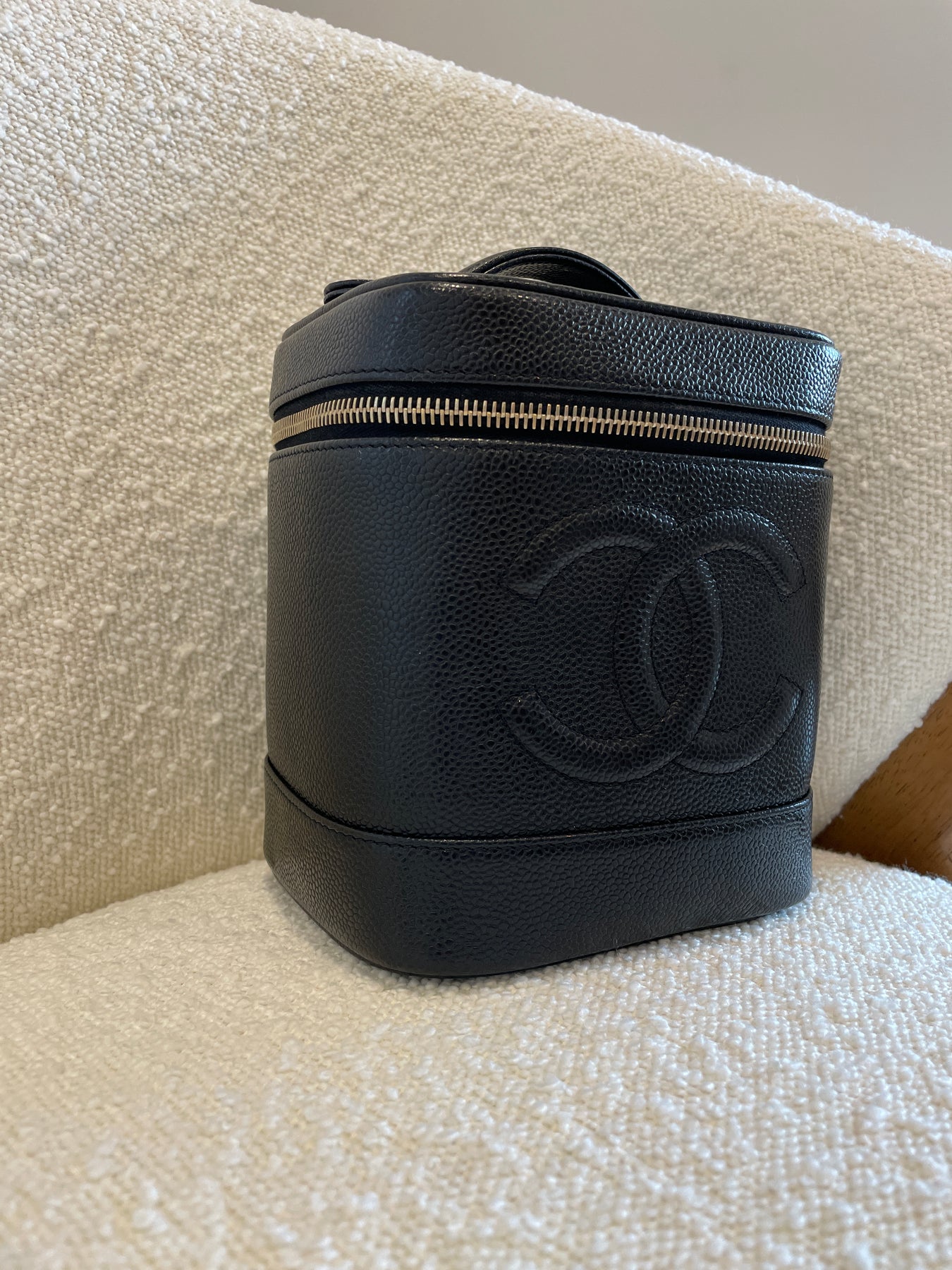 chanel caviar cosmetic vanity bag