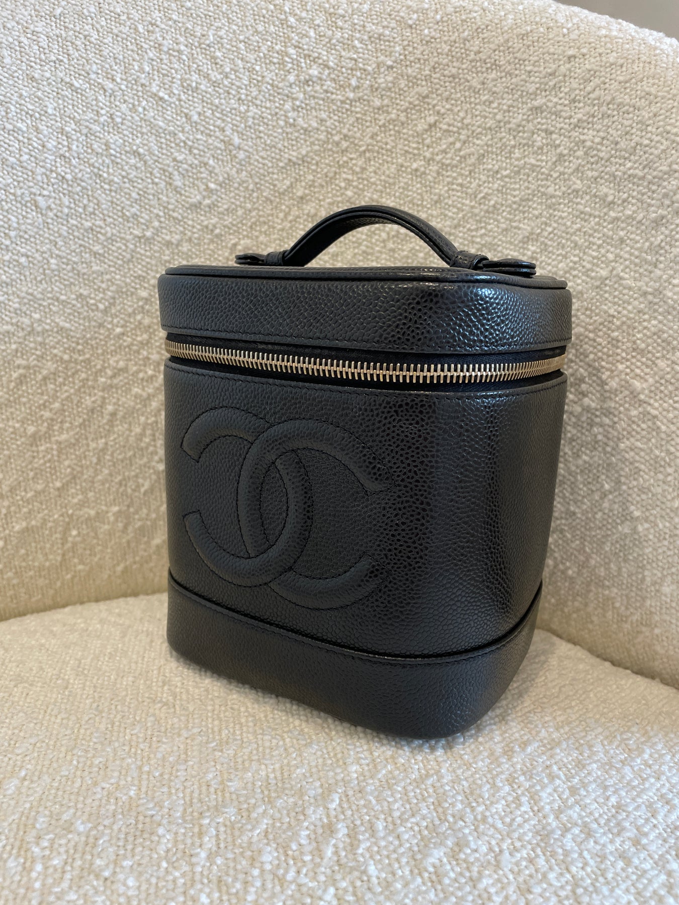 chanel caviar cosmetic vanity bag