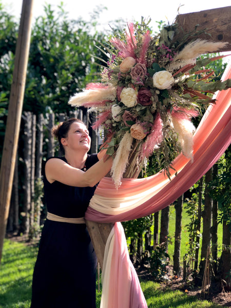 bloemenstyling bruiloft| aankleding bloemen|mooie droogbloemen| magical flower| bruiloft aankleding brabant| droogbloemen bruiloft brabant| bohemian aankleding bruiloft| backdrop