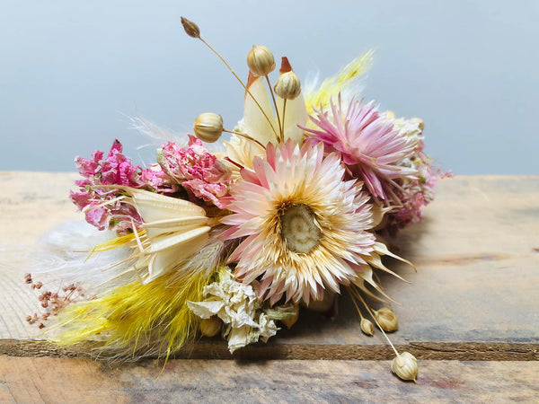 pols corsage| corsage pols bruid| polscorsage van droogbloemen| bruiloft in het klein vieren| bruid accessoires| corsage bruiloft