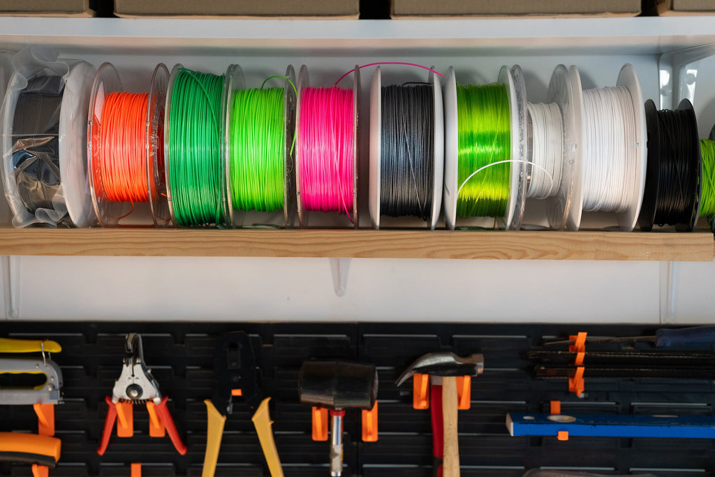 Open shelving allows full visibility and access to your filament collection. This enables easy browsing and selection.