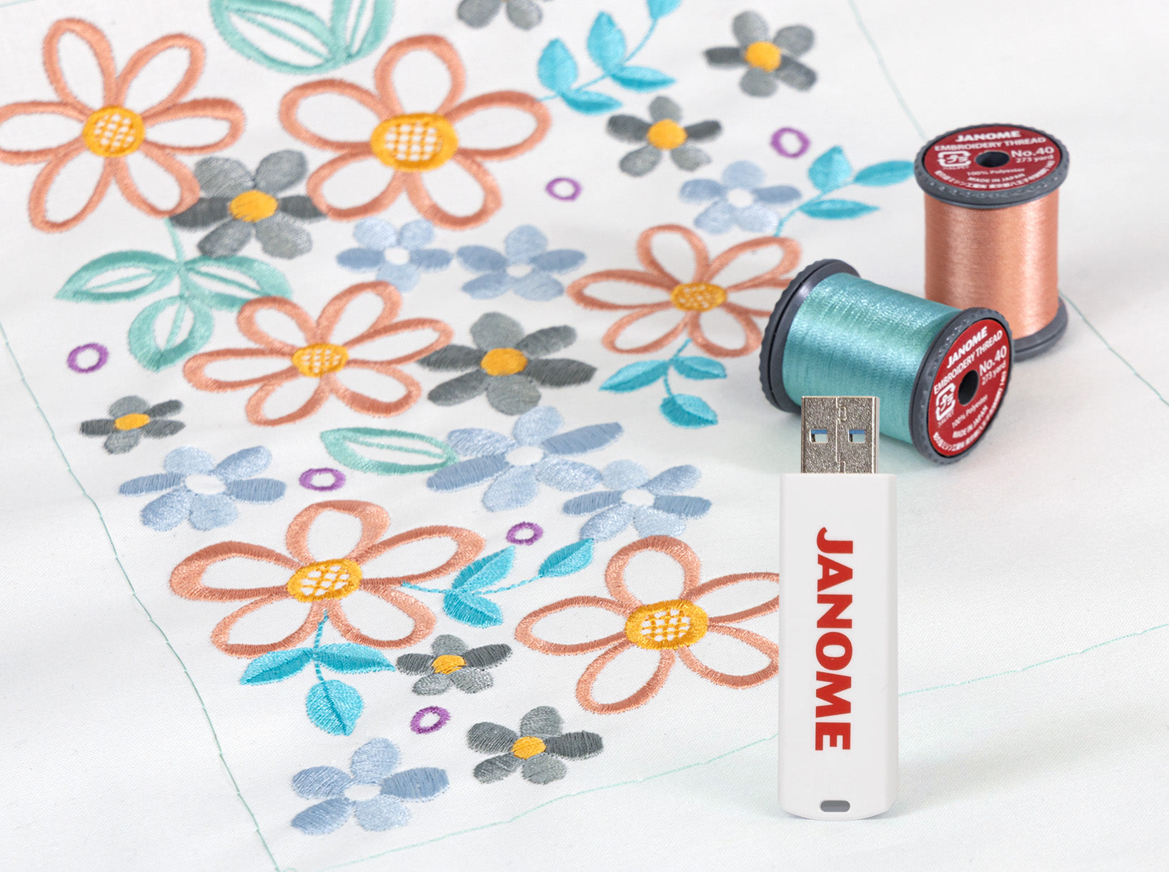 Clé USB fournie avec la Janome Memory Craft 550E LE, contenant 30 motifs de broderie exclusifs.