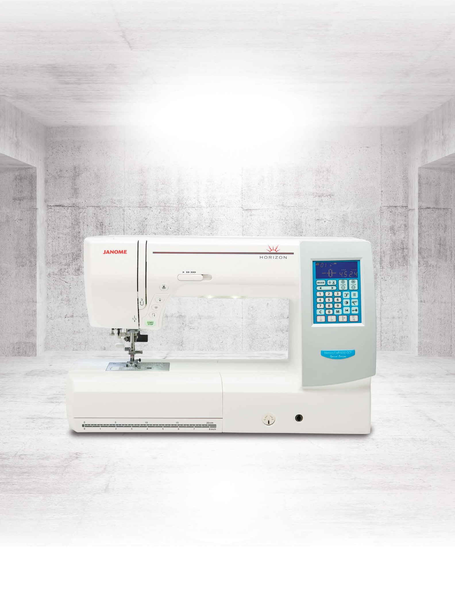 Janome Horizon MC8200 QCP Édition Spéciale affichée en entier, mettant en évidence son design élégant et ses fonctionnalités avancées, avec un éclairage clair et un fond neutre.