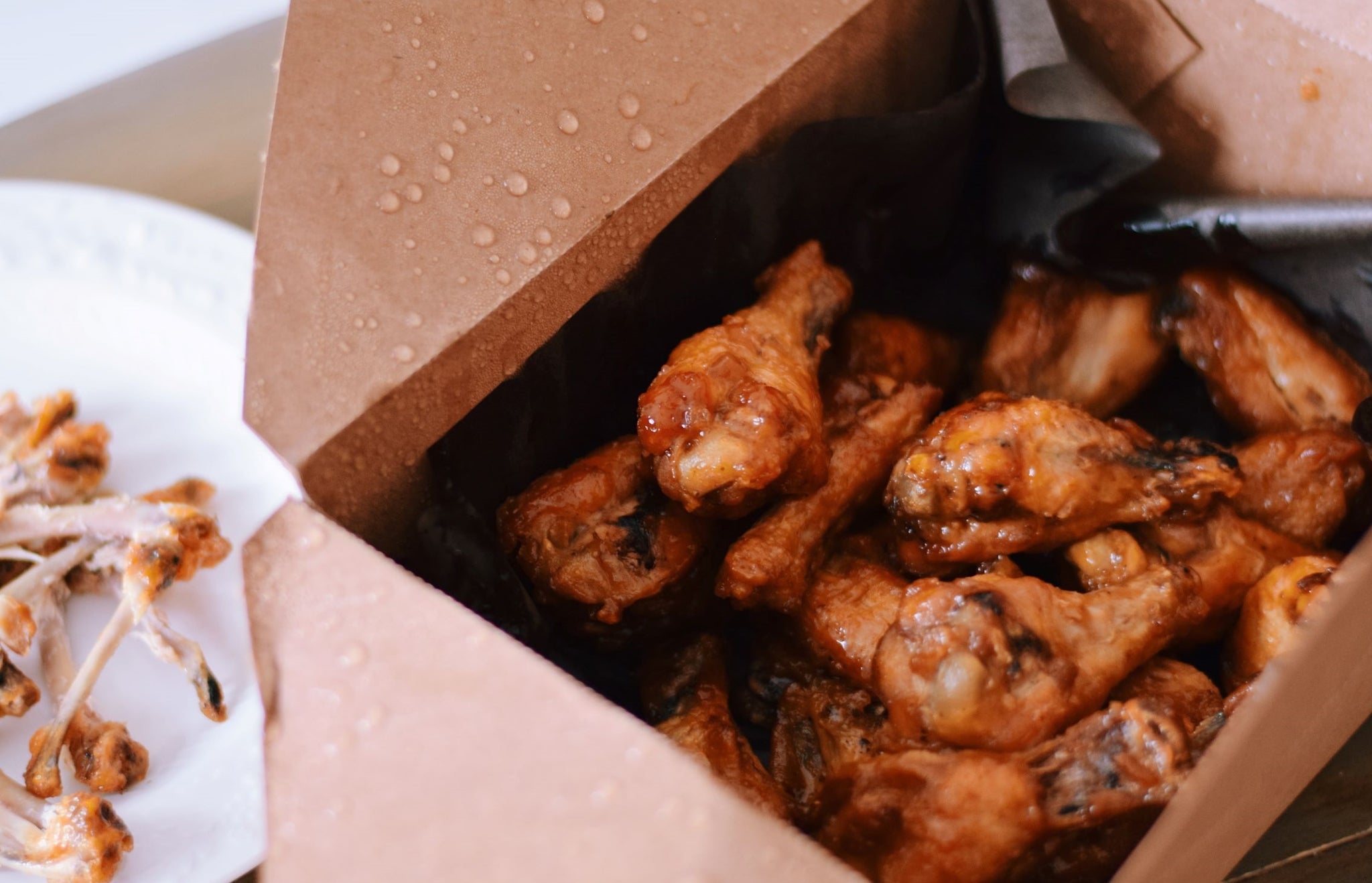 https://cdn.shopify.com/s/files/1/0587/5721/8513/files/chicken-wings-in-a-take-out-container-with-leftove-2022-11-14-05-57-17-utcz_2048x2048.jpg?v=1679319538
