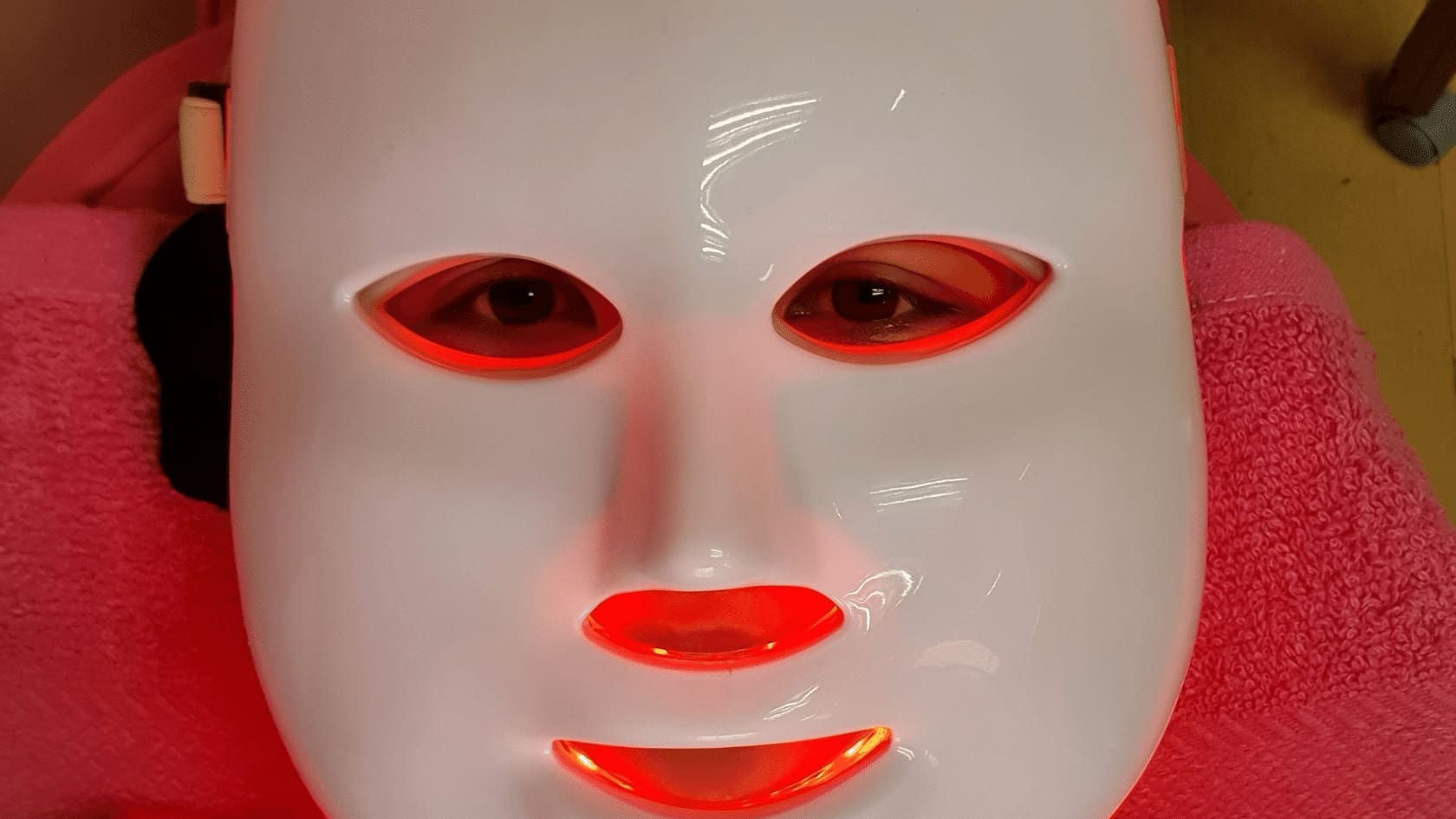 Benefits of Red Light Therapy with Eyes Open