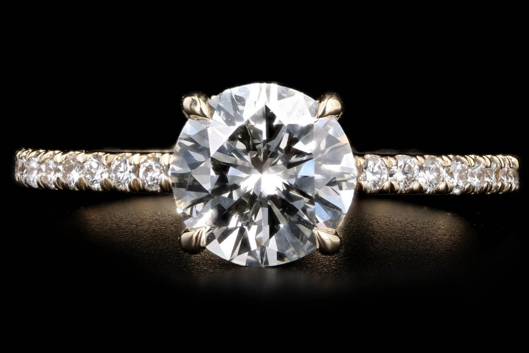 Cùng ngắm nhìn nhẫn kim cương tròn 1.28 carat 14K vàng và halo ẩn, với sự kết hợp tông màu ấm áp, kiểu dáng đẹp mắt và bản vẽ độc đáo phấn khích, đây là một sản phẩm đẳng cấp cho những cặp đôi yêu thích sự sang trọng và quý phái.