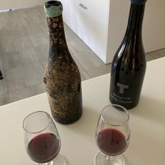 ワインボトル、バスク海底熟成ワイン、赤ワイン、ワイングラス