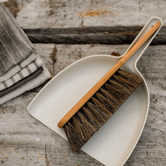 https://cdn.shopify.com/s/files/1/0587/7943/5168/products/CH-helen-milan-kitchen-towels-dustpan_540x.jpg?v=1681646121