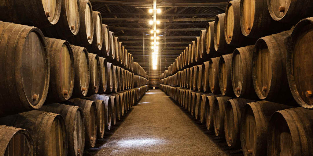 caveau stockage des fûts de vin à la découverte des vignobles et de leur histoire