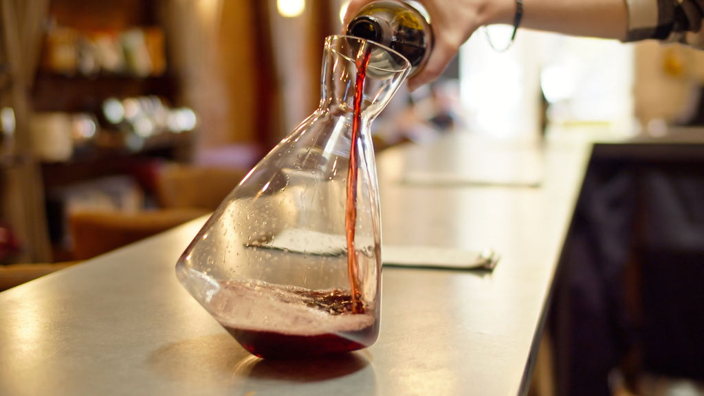 décanteur à vin avant le service pour l'aérer